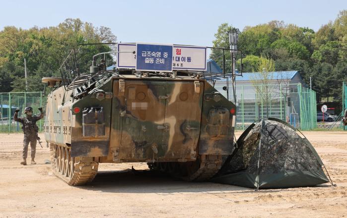 육군5기갑여단은 29일 부대 연병장에서 기계화부대 사고 사례들을 재연하는 방식으로 안전사고 예방교육을 실시했다.  K200 장갑차가 급히 출발하다 숙영지를 그대로 지나가는 모습. 조종원 기자