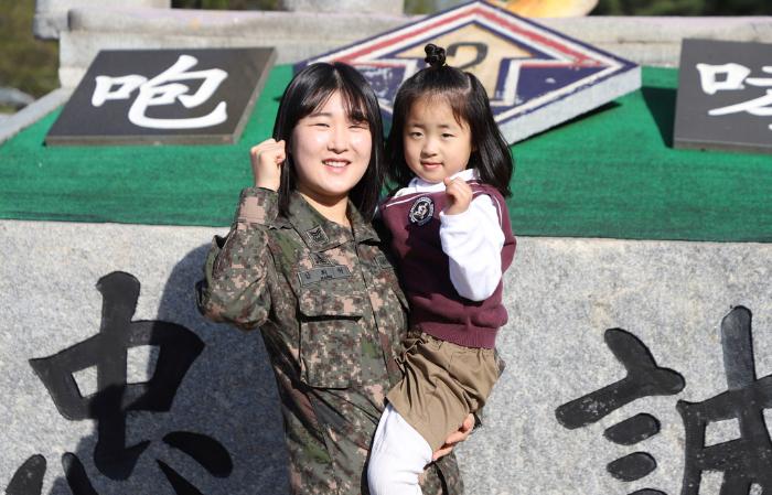 육군2기갑여단 설악포병대대 강희원 중사와 그의 딸 최여름 양