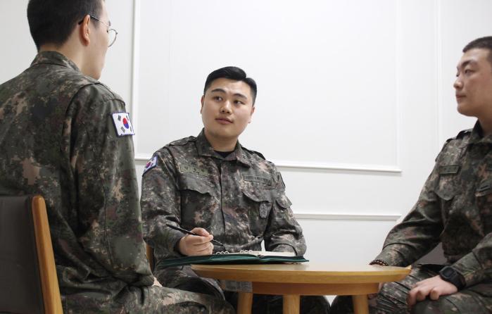 육군7보병사단 비룡포병대대 김국환(가운데) 대위(진).