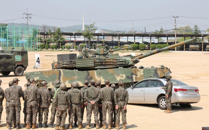 육군5기갑여단 장병들이 29일 부대 연병장에서 진행된 안전사고 예방교육 중 K1E1 전차와 승용차가 부딪친 사고 상황이 연출된 현장을 살펴보고 있다. 여단은 기계화부대 사고 사례를 재연한 이번 교육을 통해 장병들의 안전의식을 제고하는 성과를 거뒀다.  조종원 기자