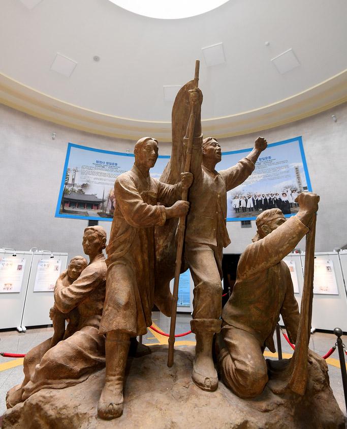 제주 항일기념관에 들어서면 제일 먼저 마주하게 되는 '5인의 군상 조형물'.