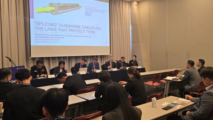 29일 진행된 제10차 아워 오션 콘퍼런스(OOC) 해양안보 분야 분과회의에서 안드레 스밋 국제적십자위원회 아시아·태평양지역 해양분쟁 법무실장이 ‘해상에서 무력충돌 시 해저케이블을 보호하는 법률’을 주제로 발표하고 있다. 사진 제공=박보훈 중사