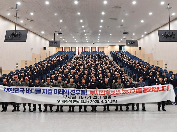 해군부사관 187기들이 최근 해군교육사령부 기초군사교육단에서 양성교육을 받는 부사관후보생 287기 후배들을 만나 격려한 뒤 기념사진을 찍고 있다. 부대 제공