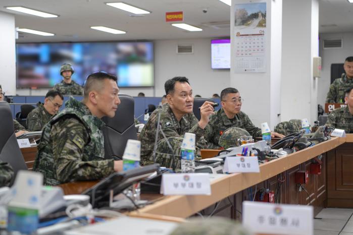 연평도와 백령도 부대 대비태세 현장점검에 나선 김명수(가운데) 합참의장이 연평부대를 방문해 작전지도를 하고 있다. 합참 제공