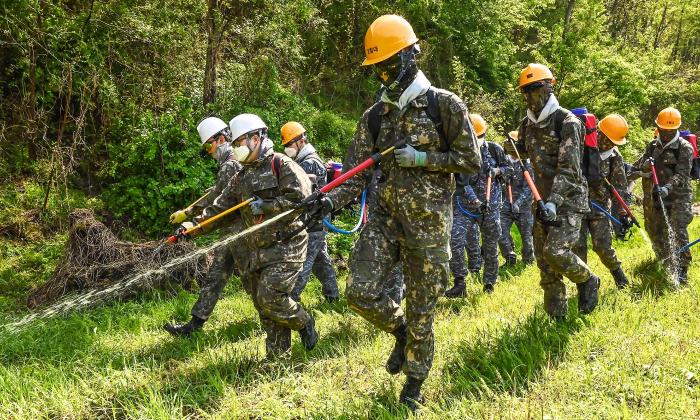 29일 해군2함대에서 열린 합동 산불 진화 훈련에 참여한 부대 장병들이 잔불 제거 작업을 하고 있다. 사진 제공=황정민 하사