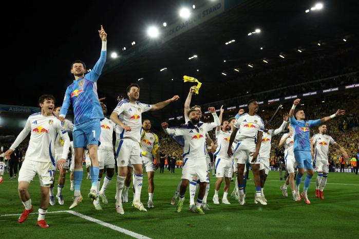 2시즌 만에 프리미어리그로 승격을 확정한 리즈 유나이티드 선수들이 29일 영국 리즈의 엘란드 로드에서 열린 2024~25시즌 잉글랜드 챔피언십(2부) 경기에서 브리스톨 시티를 4-0으로 꺾고 환호하고 있다. 로이터·연합뉴스