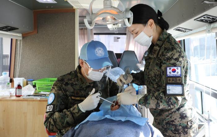 대민의료지원 중인 부대원들.