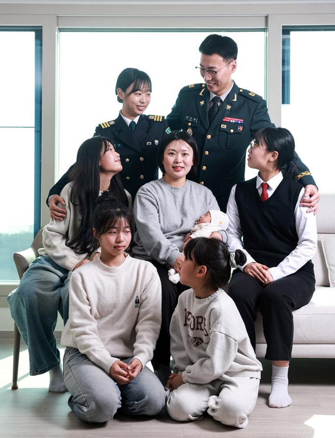 우리 삶은 생각보다 복잡하고 그 무게 역시 가볍지 않습니다. 하지만 매일 아침 새로운 하루를 살아낼 힘을 얻는 것은 무언가를 향한 사랑이 있기 때문이죠. 5월 가정의 달을 맞아 무려 6남매와 아내의 사랑을 원동력 삼아 조국과 함께 가족의 행복까지 지키는 육군수도포병여단 천리안대대 이규환 상사와 그 가족을 만났습니다. 