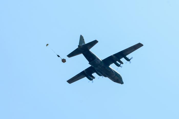 해병대사령부가 주관한 ‘합동 공중재보급 훈련’에서 공군 C-130 수송기가 화물을 공중투하하고 있다. 해병대 제공