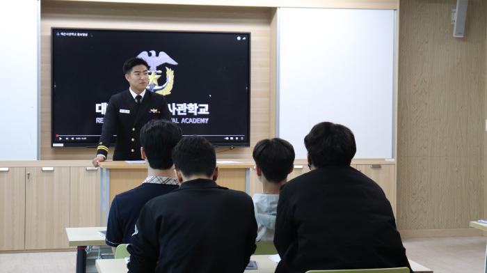 30일 열린 해군1함대 광개토대왕함의 강릉고등학교 교류행사에서 김재헌 대잠관이 학생들에게 해군사관학교 입시설명회를 진행하고 있다. 부대 제공