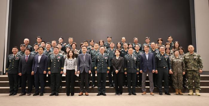 육군53보병사단이 1일 부산시 남구 그랜드 모먼트에서 개최한 예비군의 날 기념행사 참석자들이 기념사진을 찍고 있다. 부대 제공
