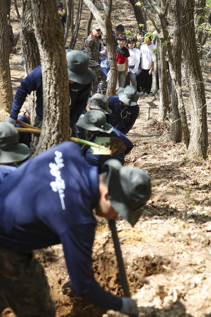 유해발굴작전을 수행하고 있는 대대 장병을 지켜보는 안흥초등학교 학생들.