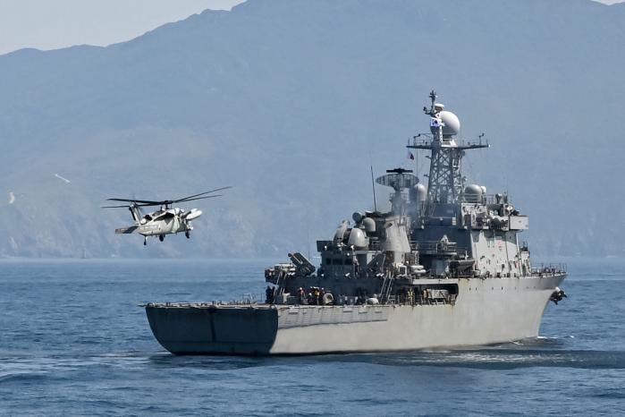 해군 UH-60 해상기동헬기가 합동 해양차단작전을 위해 2600톤급 원산함에 접근하고 있다. 해군 제공
