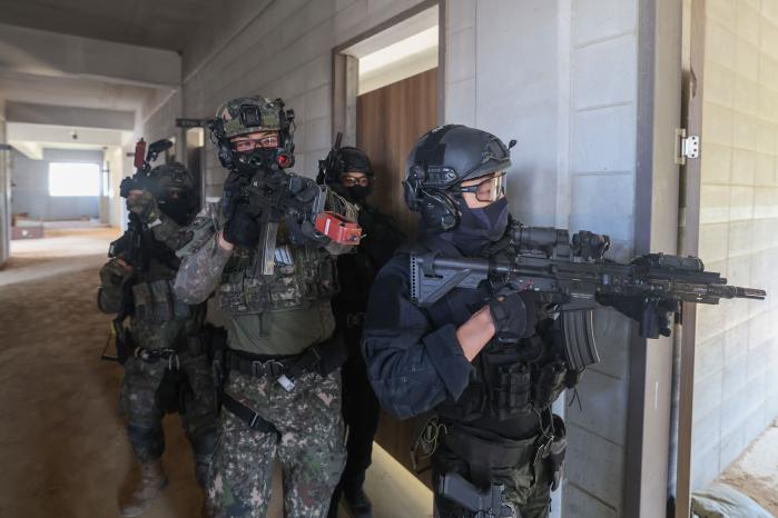 육군5군단 군사경찰단 특수임무중대 장병과 경기북부경찰청 경찰특공대원들이 지난달 30일 경기 파주시 도시지역작전훈련장에서 열린 대테러작전 수행 능력 강화를 위한 군·경 합동훈련 중 근접전투 기술을 숙달하고 있다. 양동욱 기자