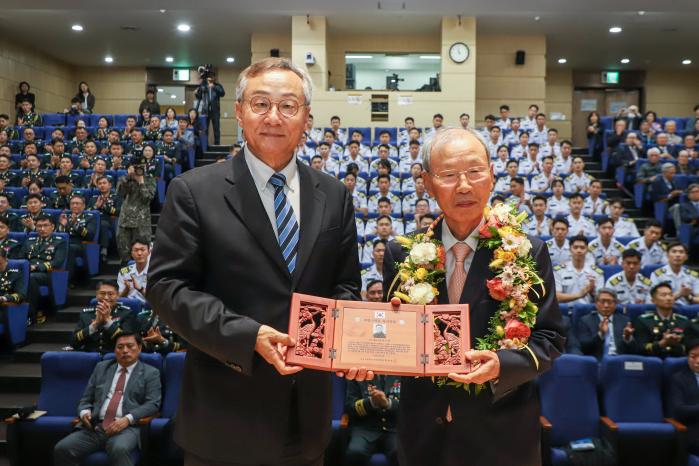 1일 육군사관학교 충무관 강당에서 박판준(왼쪽) 육사 총동창회장이 고(故) 장소길 대위의 형인 장춘길 옹에게 ‘자랑스러운 육사인상’을 전달하고 있다. 부대 제공