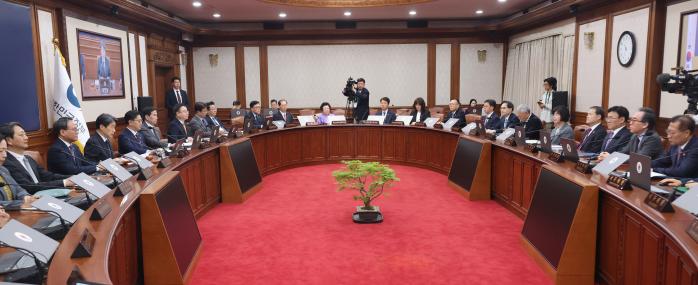 지난 2일 0시를 기해 대통령 권한대행직을 이어받은 이주호 대통령 권한대행 부총리 겸 교육부 장관이 국가안전보장회의(NSC)를 열고 빈틈없는 대비태세 유지를 당부했다. 사진은 이 권한대행이 2일 정부서울청사에서 임시 국무회의를 하는 모습. 연합뉴스 
