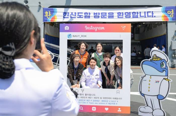 해군교육사령부 실습전대 4500톤급 훈련함(ATH) 한산도함 개방행사에서 장병 가족들이 기념촬영을 하고 있다. 부대 제공