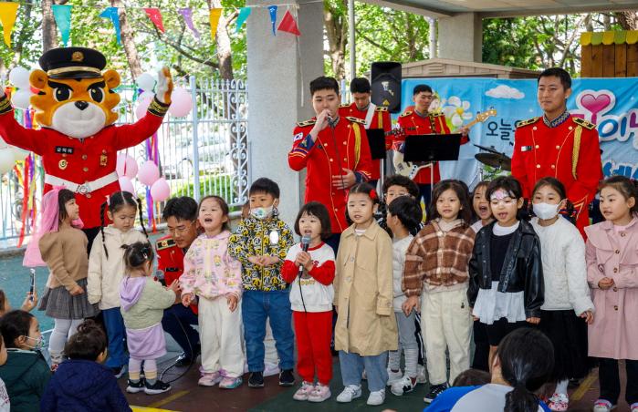 육군53보병사단이 지난 2일 충렬어린이집에서 개최한 가정의 달 행사에서 어린이들이 군악대 장병들과 노래를 부르고 있다. 사진 제공=장정우 군무주무관