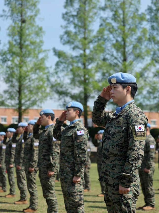 경례하고 있는 동명부대 31진 장병들.