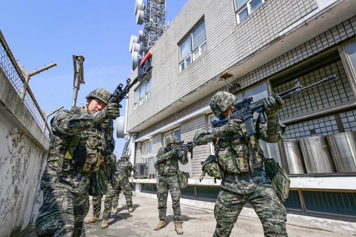 해병대6여단 65대대 장병들이 백령도 일대에서 진행된 소대급 전지훈련에서 도시지역전투를 하고 있다. 부대 제공
