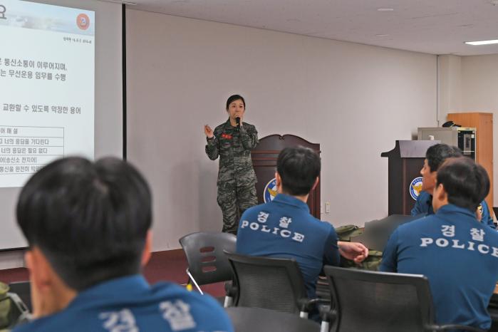 조미숙 해병대9여단 무선반장이 무선 통신장비 및 암호장비 운용법을 교육하고 있다. 사진 제공=김가원 하사