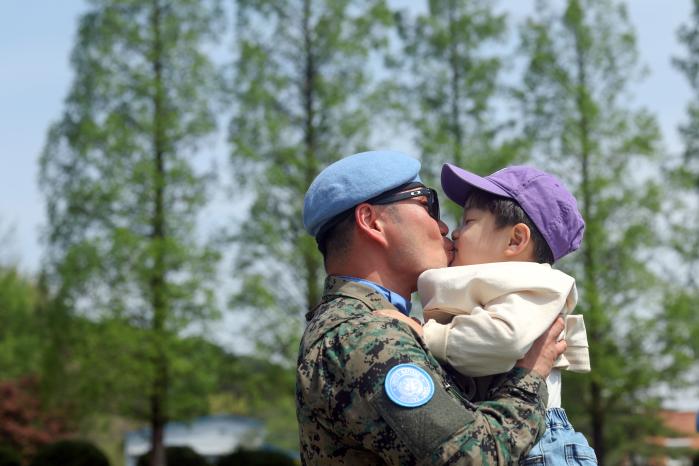 동명부대 31진 김진우 상사가 지난 2일 육군특수전사령부 국제평화지원단에서 열린 환송식이 끝난 뒤 아들 주원 군과 인사를 나누고 있다.