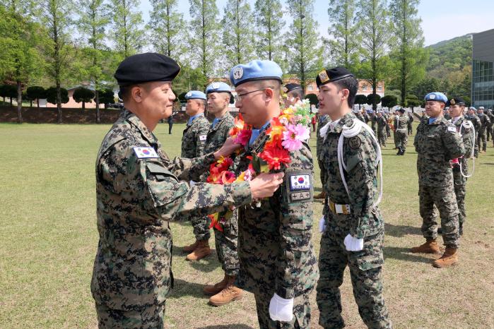 박성제(맨 왼쪽) 육군특수전사령관 직무대리가 이호준 동명부대 31진 단장을 격려하고 있다.