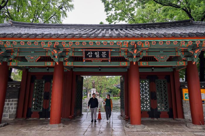 지난 1일 서울 종로구 탑골공원 정문인 삼일문 앞을 사람들이 오가고 있다. 삼일문은 3·1독립만세운동이 시작된 탑골공원의 상징적인 출입문이다.
