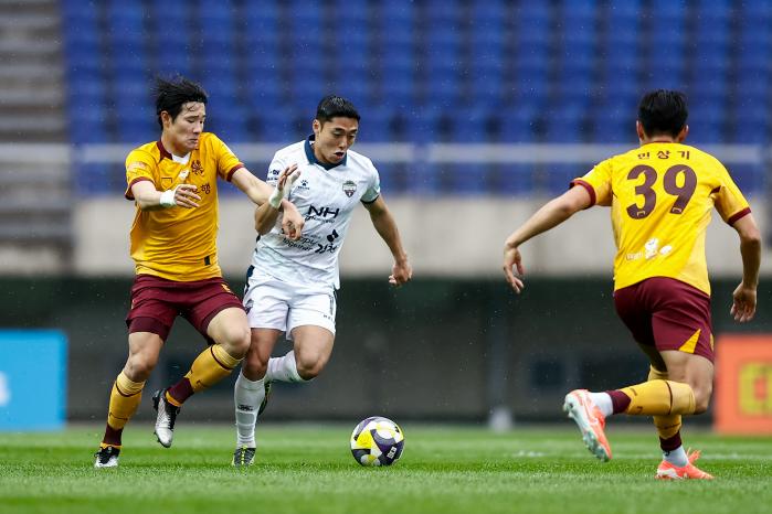 5일 광주월드컵경기장에서 열린 K리그1 2025 광주 FC와의 12라운드 원정경기에서 김천 상무 FC 이동준 상병이 상대 수비를 뚫고 공격을 전개하고 있다. 사진=김천 상무