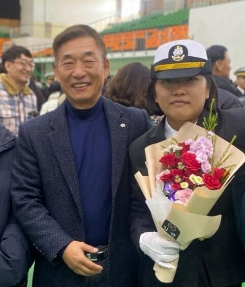 최소리(오른쪽) 하사가 아버지 최상천 예비역 해군 원사와 임관식에서 기념사진을 찍고 있다.