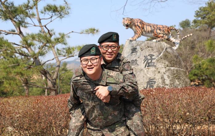 여준 하사가 같은 사단에서 복무하는 아버지 여운철 상사를 업고 환하게 웃고 있다.