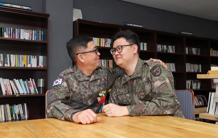 육군수기사 기드온대대 여운철(왼쪽) 상사·영웅대대 여준 하사 부자.