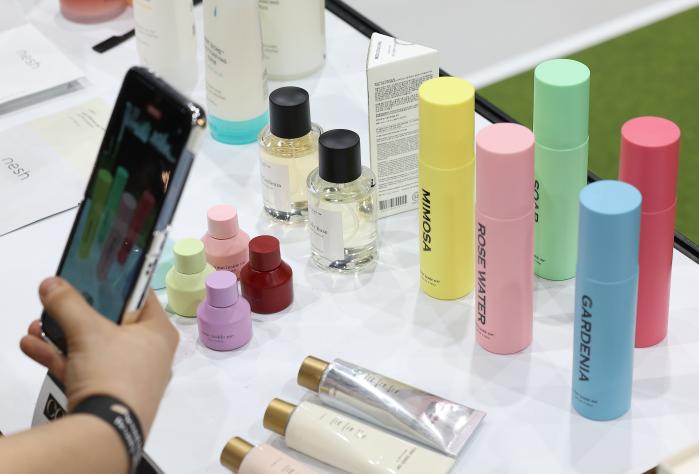 2030세대의 뷰티 트렌드는 슬로 에이징을 강조하며 관리의 중요성을 보여주고 있다.지난 3월 열린 서울 인디 뷰티쇼 행사장에서 화장품을 살펴보는 관람객. 연합뉴스