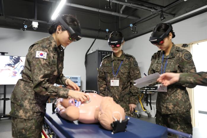 국간사 4학년 생도들이 학년별 맞춤형 군사훈련 중 혼합현실(MR) 장비를 활용한 응급 및 외상간호실습을 하고 있다. 부대 제공