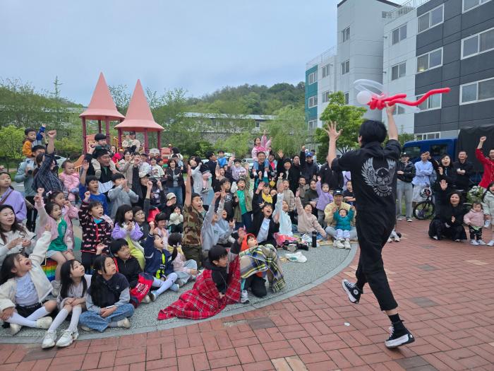 육군1군단이 지난 2일과 7일 개최한 ‘군인가족 힐링 콘서트’에서 한성일 마술사가 공연을 펼치고 있다.