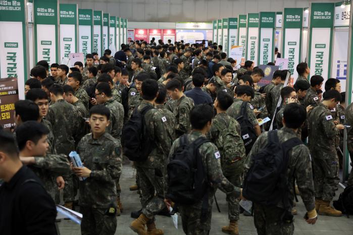 전역 예정 초급간부와 장병을 대상으로 한 ‘2025년 국군장병 취업박람회’가 7일 경기 고양시 킨텍스 10홀에서 막이 오른 가운데 행사장이 장병들로 북적이고 있다. 조종원 기자