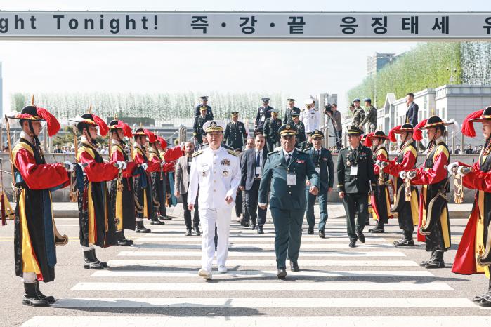 ‘동명부대 파병지’ 레바논 주요 인사들이 6년 만에 대한민국을 방문한 가운데 7일 합참이 이들을 환영하는 의장행사를 열었다. 강동길(왼쪽) 합참 군사지원본부장과 레바논 주요 인사들이 행사를 마치고 퇴장하고 있다. 김병문 기자