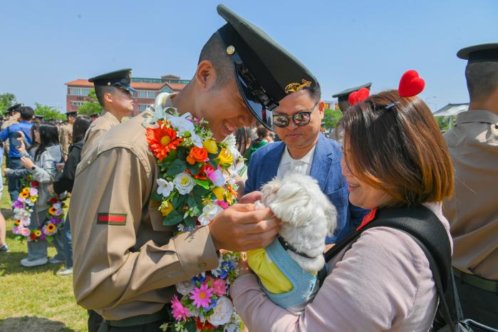 8일 해병대 교육훈련단에서 거행된 해병대 신병 1316기 수료식에서 신병들이 가족들과 반갑게 재회하고 있다. 부대 제공