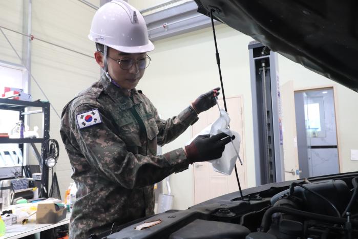 임기제 부사관으로 임관한 육군8기동사단 진호대대 김종혁 하사가 차량 작동 상태와 이상 유무를 확인하고 있다. 사진 제공=박재현 중위