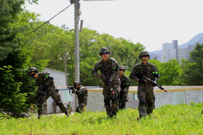육군56보병사단 용마여단이 8일 개최한 예비군·현역 마일즈 장비 활용 쌍방훈련 중 예비군들이 목표지역으로 이동하고 있다. 부대 제공