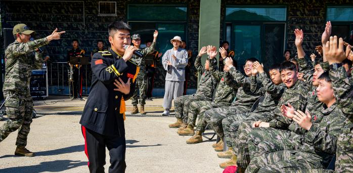 해병대2사단 군악대 장병들이 ‘찾아가는 정훈콘서트’ 공연을 하고 있다. 사진 제공=최병우 원사