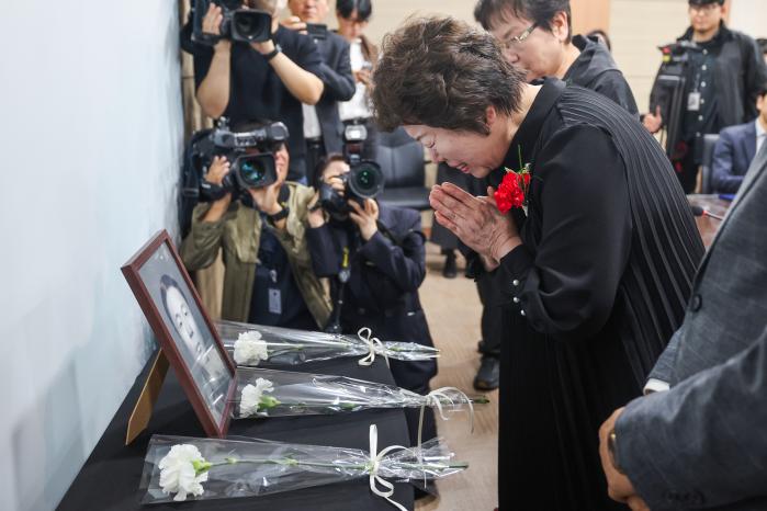 6·25전쟁 참전용사 고 송영환 일병의 외동딸 송재숙 씨가 8일 첨단 과학기술로 복원된 아버지의 흑백 영정사진에 카네이션을 올린 뒤 눈물을 흘리고 있다. 송 일병의 영정은 국방부 유해발굴감식단과 국립과학수사연구원이 추진한 ‘6·25 전사자 유해 얼굴 복원사업’의 첫 결실이다.