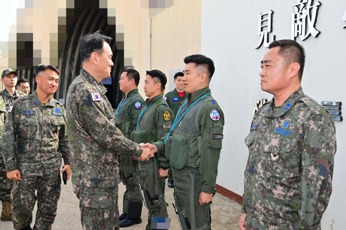 8일 공군20전투비행단을 방문한 김명수 합참의장이 비상대기 중인 장병을 격려하고 있다. 합참 제공 