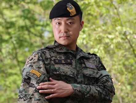 ◀ 부사관 최초로 미 육군 레인저 스쿨을 수료한 육군특수전사령부 흑표부대 양성모 상사가 국방일보와 인터뷰를 마친 뒤 포즈를 취하고 있다. 그의 전투복 오른팔에 있는 황금색 ‘레인저 탭’은 레인저 스쿨 수료자에게만 주어진다.