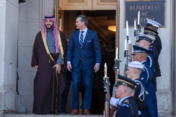 전방위적 협력으로 미국·사우디아라비아 양자 관계를 복원하려는 도널드 트럼프 2기 행정부의 접근법은 긍정적으로 작용할 가능성이 크다. 피트 헤그세스(오른쪽) 미 국방장관과 칼리드 빈살만 사우디아라비아 국방장관이 지난 2월 미국 워싱턴에서 의장행사를 하는 모습. 연합뉴스