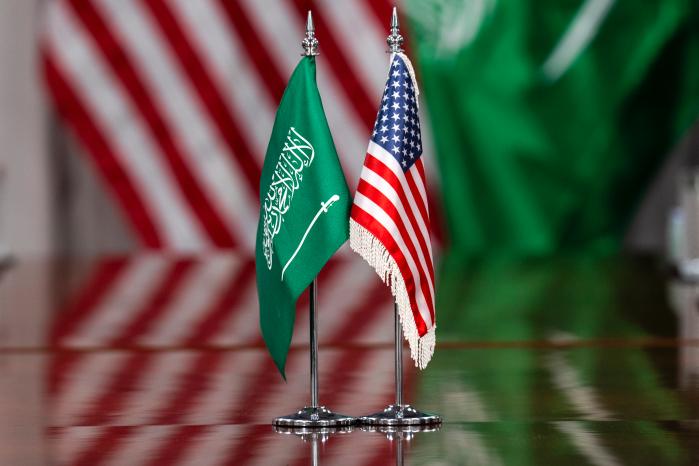 지난 2월 워싱턴에서 열린 미국과 사우디아라비아의 국방장관회담장에 나란히 놓인 양국 국기. 연합뉴스