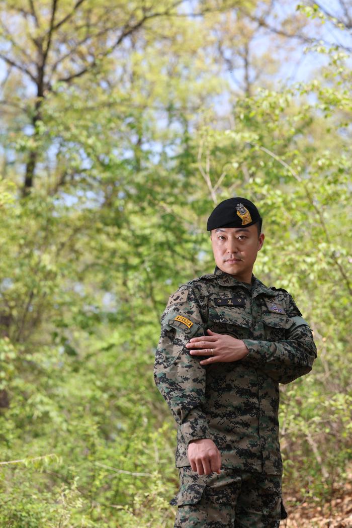 부사관 최초로 미 육군 레인저 스쿨을 수료한 육군특수전사령부 흑표부대 양성모 상사가 국방일보와 인터뷰를 마친 뒤 포즈를 취하고 있다. 그의 전투복 오른팔에 있는 황금색 ‘레인저 탭’은 레인저 스쿨 수료자에게만 주어진다.