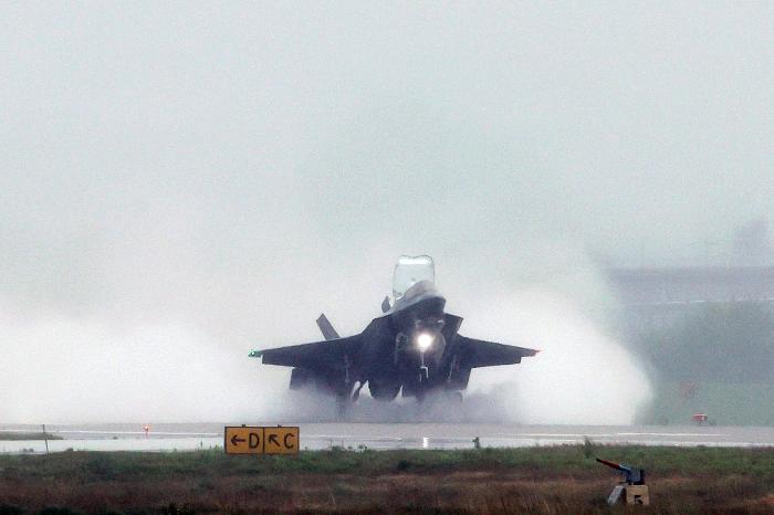 미 해병대의 F-35B 스텔스 전투기가 이륙 하고 있다.