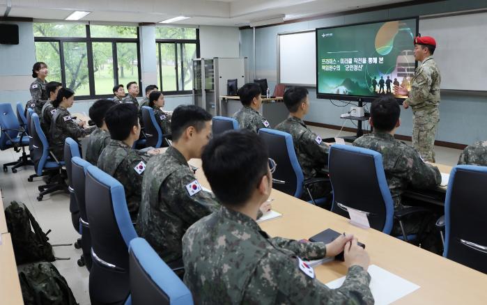 국방정신전력원 ‘군인정신 특별초빙교육’에서 프라미스 작전에 참여했던 공군 CCT 작전팀 박모 중사가 당시 임무 수행 여건을 설명하고 있다. 정전원 제공