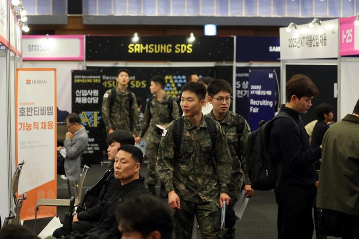 군 장병들이 지난 9일 서울 중구 대한상공회의소에서 열린 ‘2025 보훈취업박람회’에서 취업 정보를 얻기 위해 분주히 움직이고 있다.
